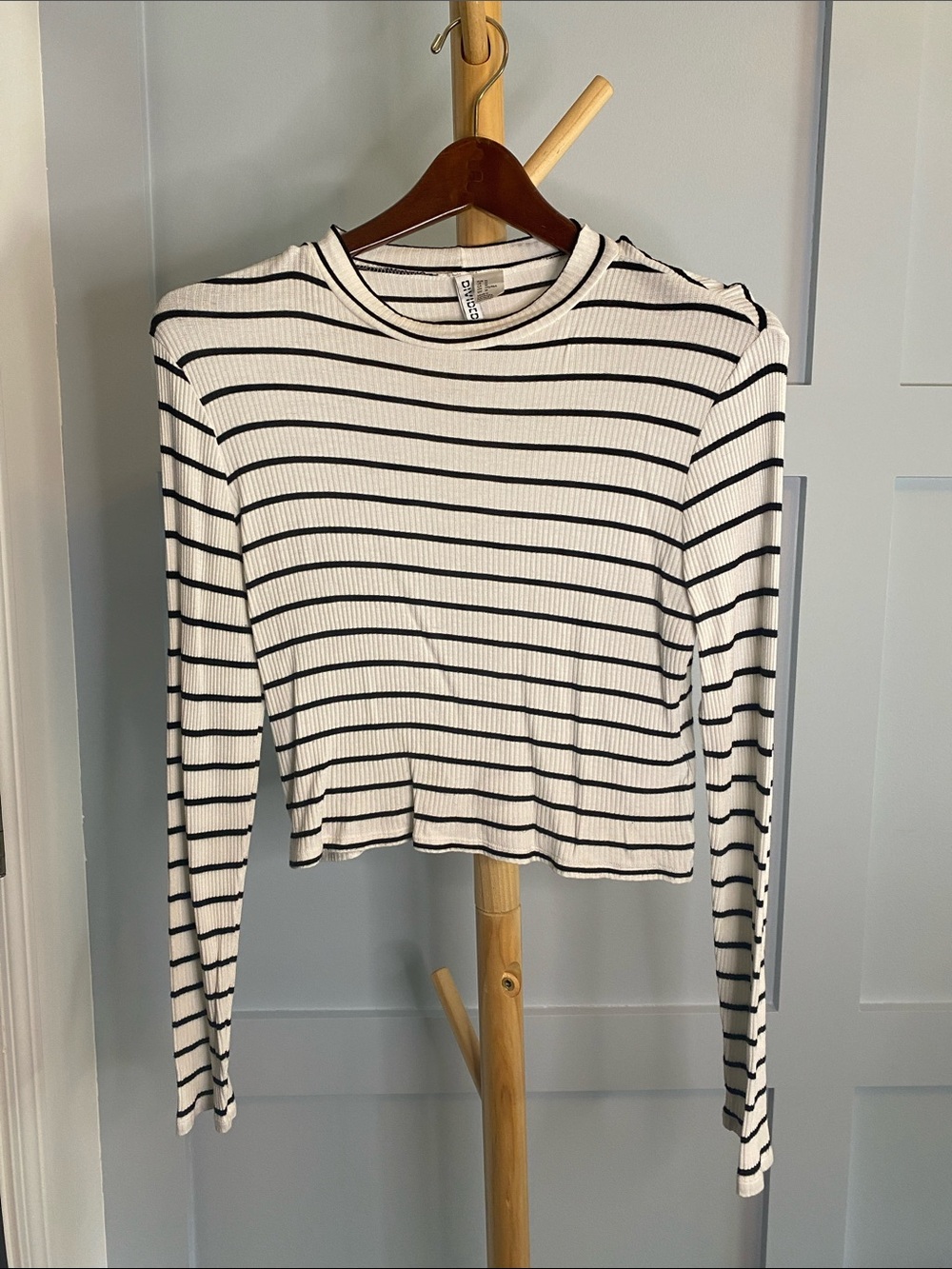 H&M Divided Ribbed Black & White Stripe Long-Sleeve Cropped Top